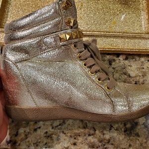Steve Madden gold wedges